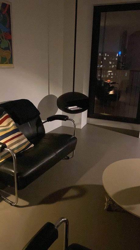 gegoten vloer in modern ingerichte woonkamer