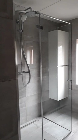 glazen douchecabine in een moderne badkamer