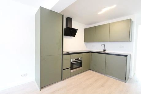 groene keuken met moderne kasten en apparatuur