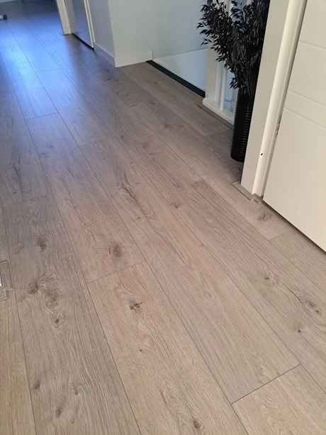 houten vloer in een lichte moderne gang