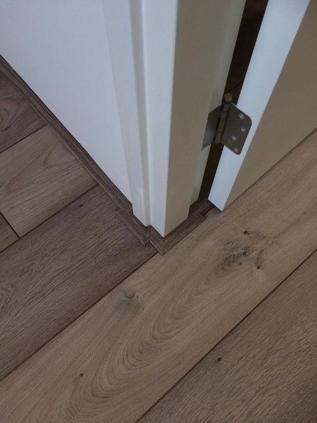 houten vloer met precisie rondom deurpost gelegd