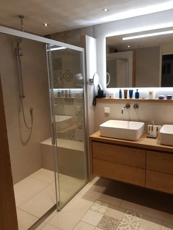moderne badkamer met douche en twee wastafels