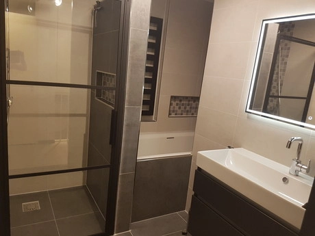 moderne badkamer met douche en wastafel