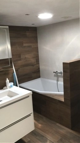 moderne badkamer met een wit bad