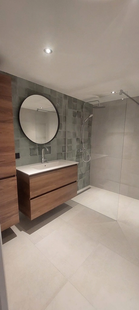 moderne badkamer met grote spiegel en douche