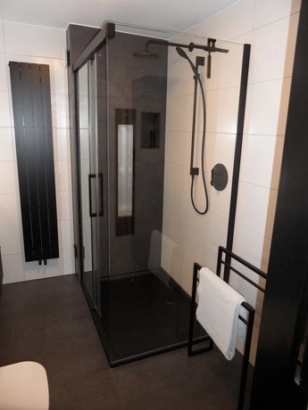 moderne douche met glazen deuren en zwarte details