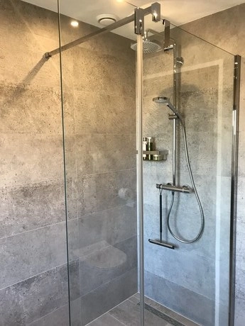 moderne douche met glazen wand en regendouche