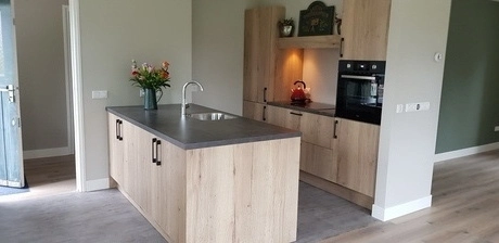 moderne keuken met bloemen op het aanrecht