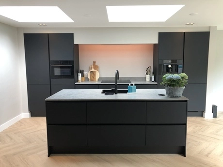 moderne keuken met een donker eiland ontwerp