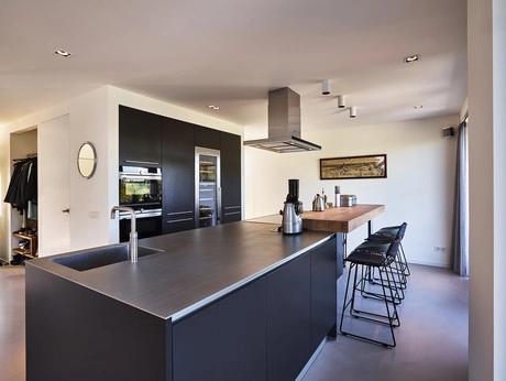 moderne keuken met een groot kookeiland