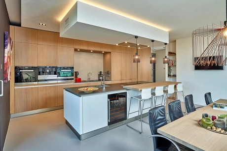 moderne keuken met eiland en barkrukken