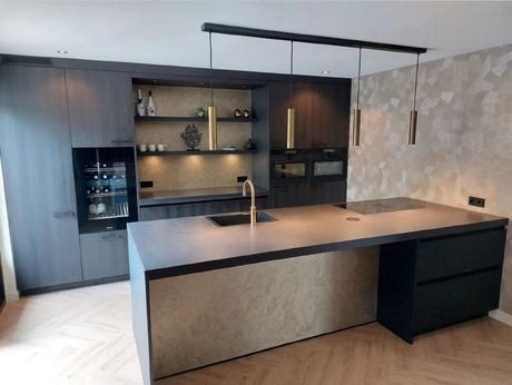 moderne keuken met eiland en ingebouwde verlichting