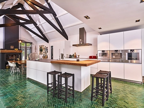 moderne keuken met groene vloer