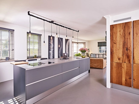 moderne keuken met ruime kookeiland en lichtinval