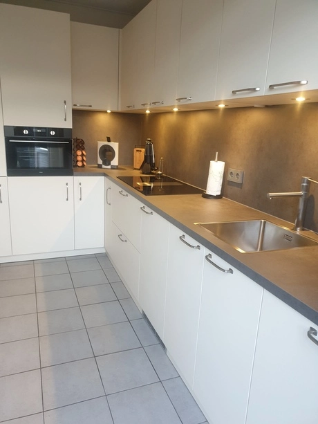 moderne keuken met wit en grijs ontwerp