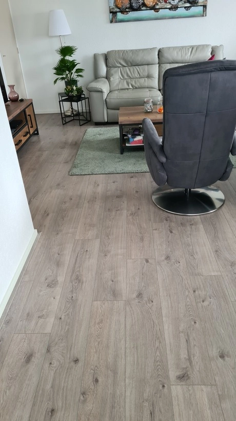 moderne woonkamer met comfortabele stoelen en tafel