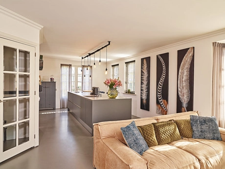 moderne woonkamer met open keuken en decoraties