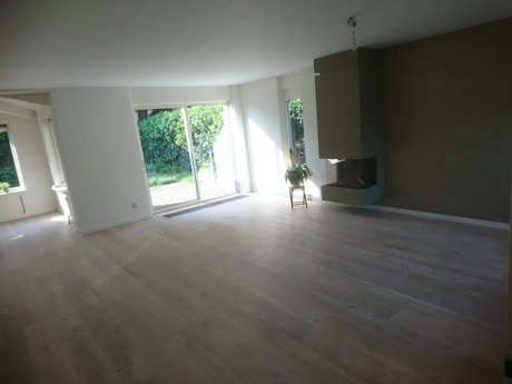 ruime lichte woonkamer met grote ramen