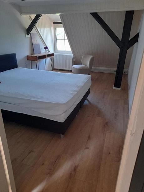 slaapkamer met bed stoel en bureau