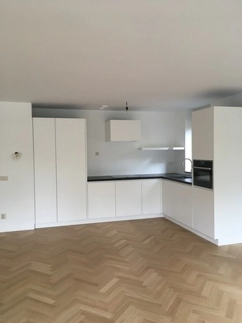 de keuken heeft een visgraat houten vloer
