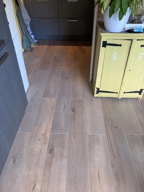 houten vloer in een gezellige kleine keuken