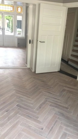 houten vloer in visgraatpatroon in lichte kamer