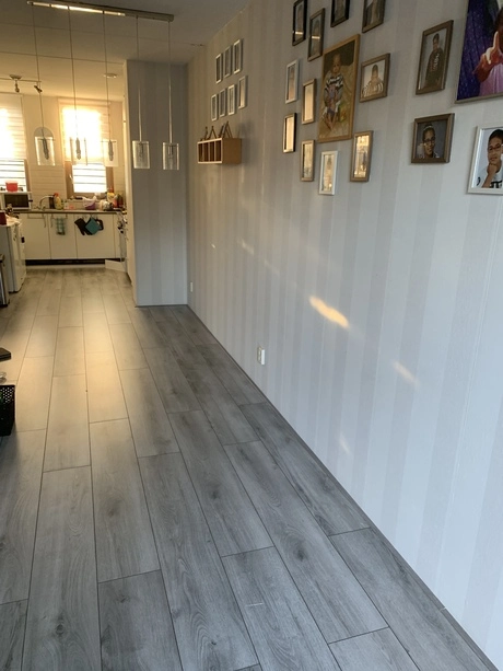 lange gang met foto s aan de muur