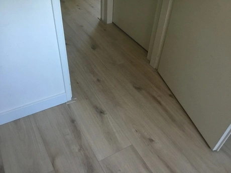 lichte houten vloer in een lege gang