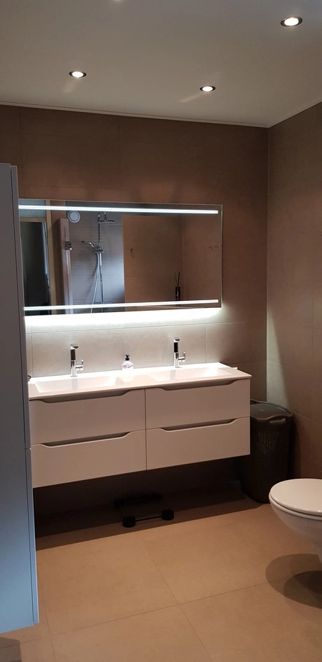 moderne badkamer met dubbele wastafel en spiegel