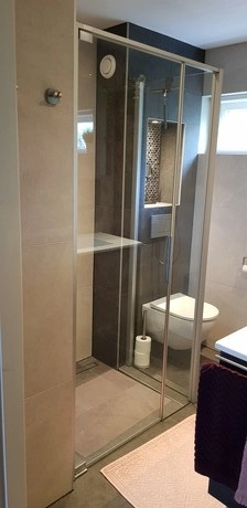 moderne badkamer met glazen douchecabine en toilet