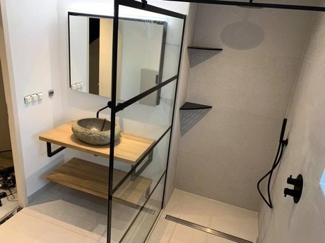 moderne badkamer met glazen douchewand en wasbak