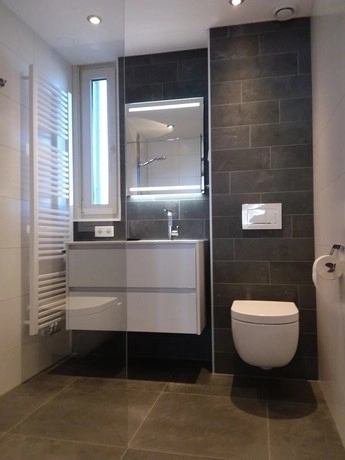 moderne badkamer met grijze tegels en toilet