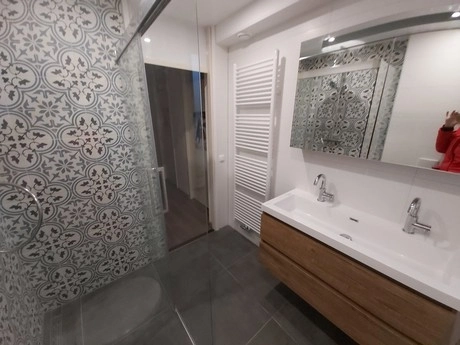 moderne badkamer met patroon tegels en dubbele wastafel