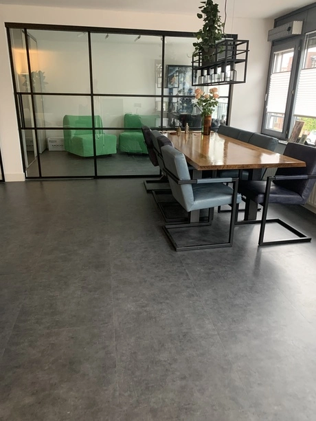 moderne eetkamer met glazen schuifdeur en planten