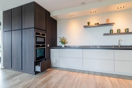 moderne keuken met donkere en witte kasten