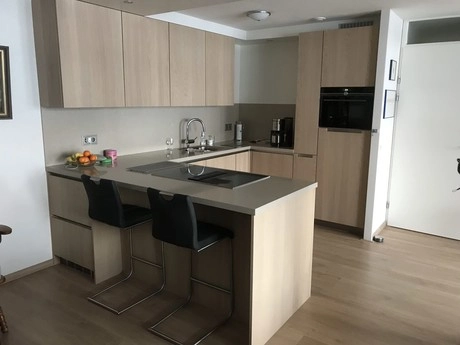 moderne keuken met houten kasten en eiland