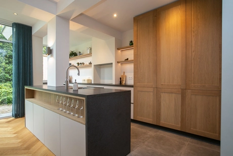 moderne keuken met houten kasten en kookeiland