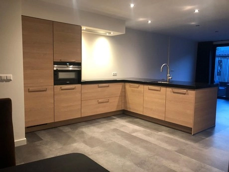 moderne keuken met houten kastjes en inbouwapparatuur