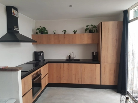 moderne keuken met houten kastjes en planten
