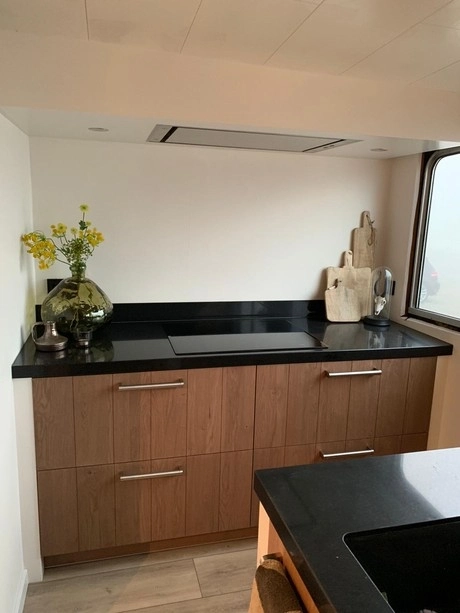 moderne keuken met houten lades en bloemen