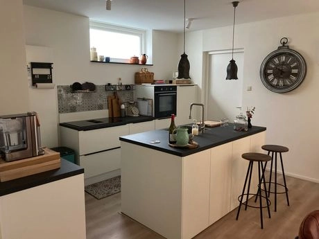 moderne keuken met kookeiland en barkrukken