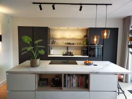 moderne keuken met marmeren eiland en verlichting
