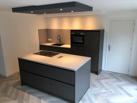 moderne keuken met strak ontwerp en kookeiland