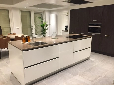 moderne keuken met strak wit kookeiland