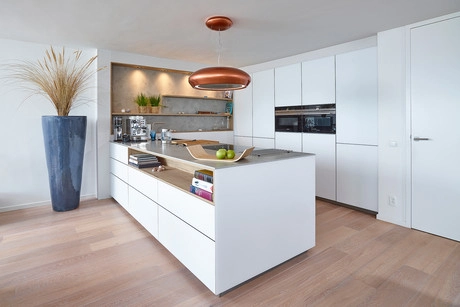 moderne keuken met wit kookeiland en planken