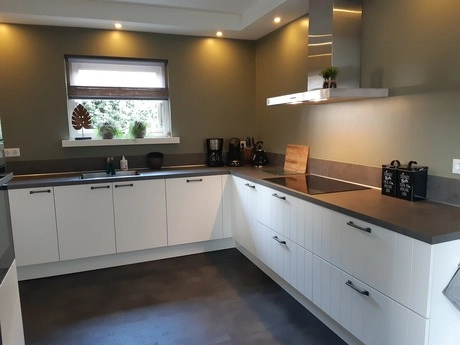 moderne keuken met witte kasten en grijs aanrecht
