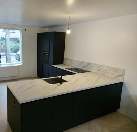 moderne keuken met zwart witte afwerking en eiland
