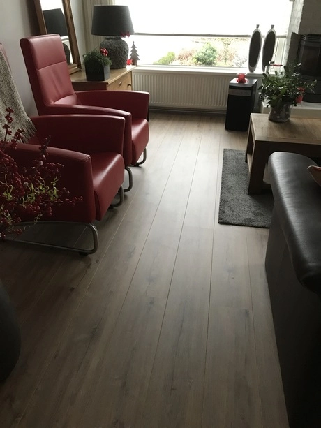 rode stoelen in moderne woonkamer naast tafel