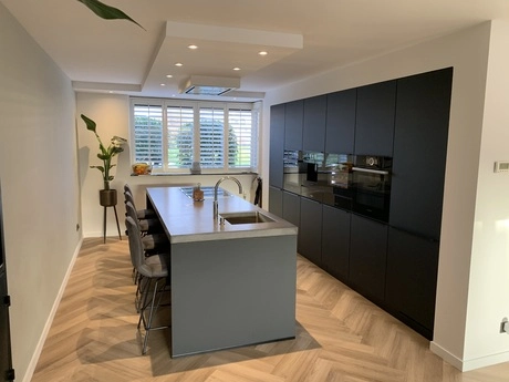 strakke keuken met zwart witte inrichting en eiland